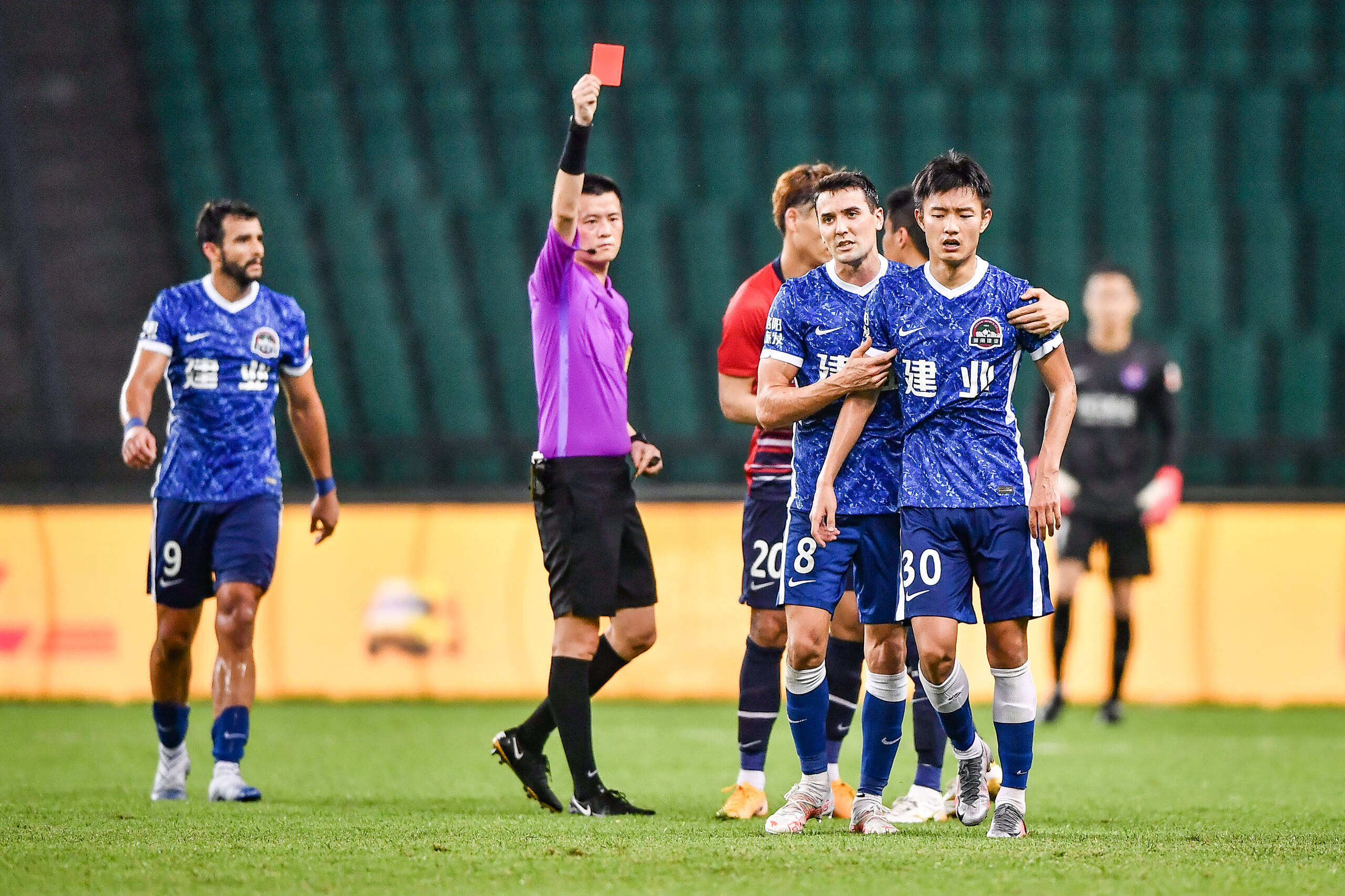 清晨体能课后，埃因霍温官宣签约备战中超，话题不断，轮换策略成焦点